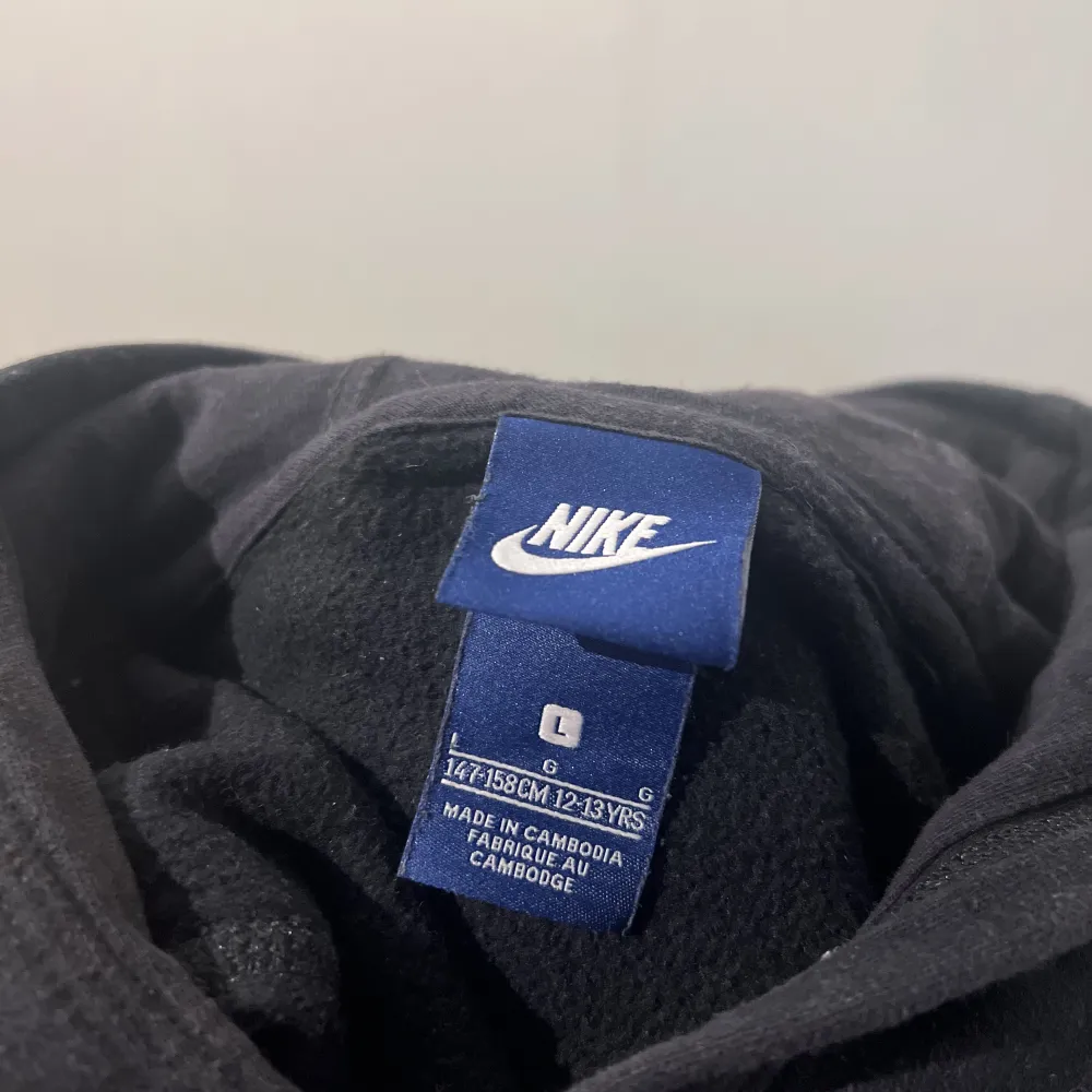 Nike hoodie stl L (barnstorlek) passar ca XS-S. Väl använd men fortfarande bra skick!. Hoodies.