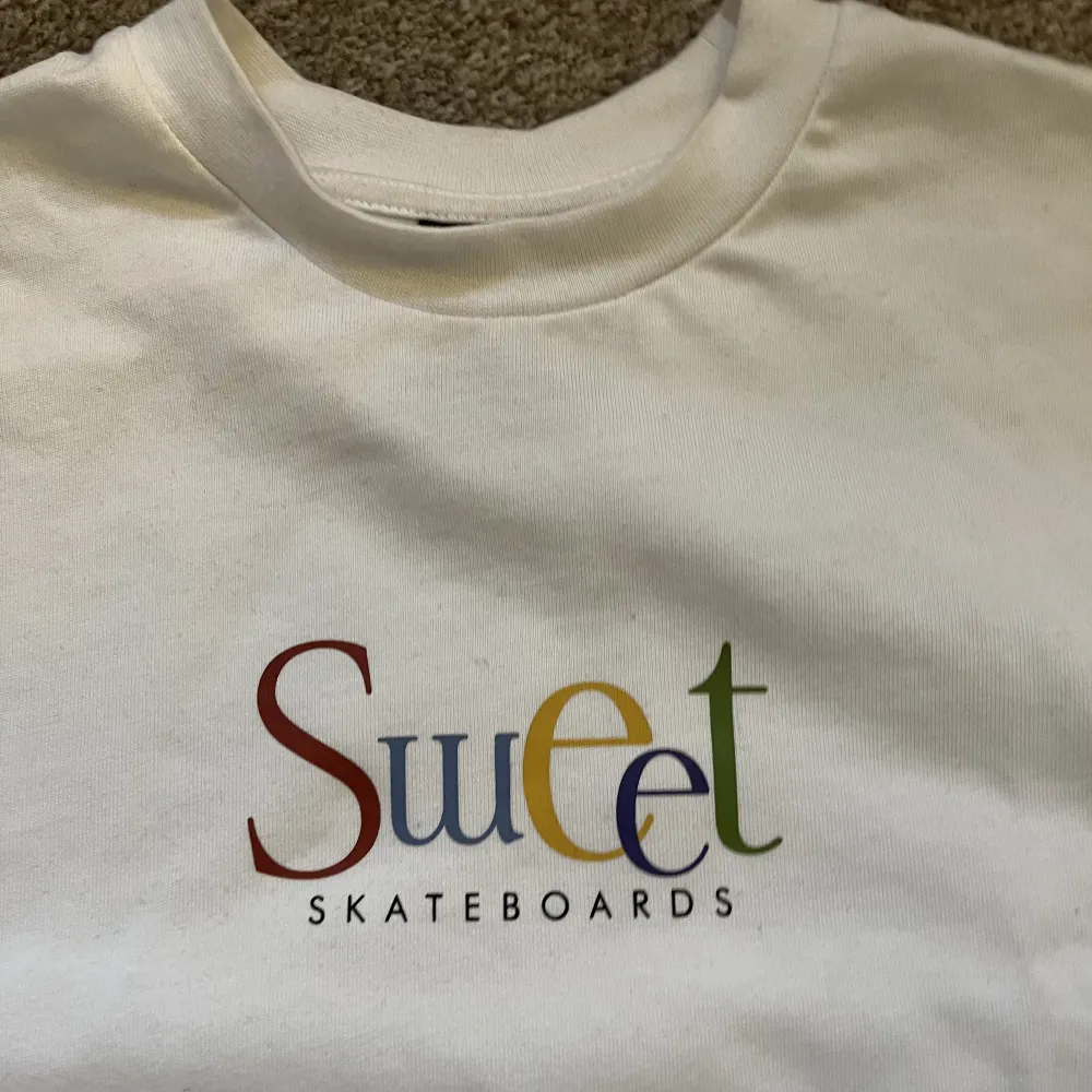 Sweet sktbs tshirt från junkyard, tror den kostade runt 300, storlek xs men är oversized så mer som en m, använd få gånger men det är en liten fläck längre ner på den som inte går bort:kr. T-shirts.
