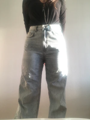 Jeans  - Väldigt bekväma jeans  Skulle rekommendera till någon över 165, eller med ett par höga klackar 