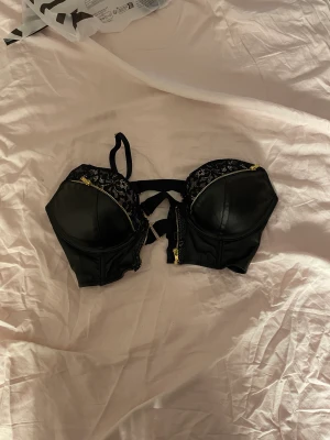 Bh från hunkemöller - Läder eller skinn inspirerad. Fin men tyvärr för liten. 