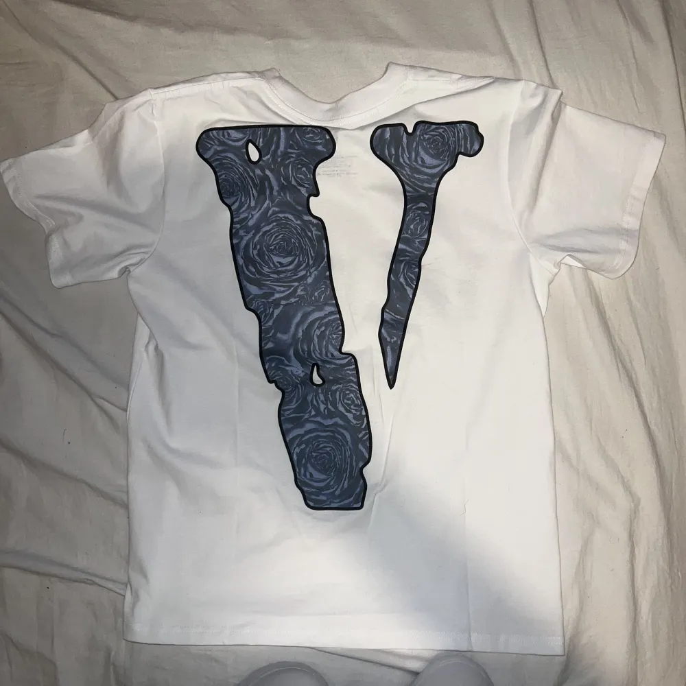 Säljer min Vlone tshirt då den ej passar mig. Storlek S men är stor för sin storlek så passar M utan några problem  Skick 10/10. T-shirts.