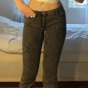 Jag har använd de en gång och jag säljer dem för att de inte kommer till användning. De är i jättebra skick och de är väldigt bekväma jeans❣️skriv om ni har fler frågor❣️