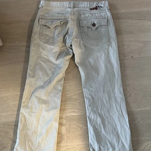 Beiga true religion jeans  - Skit coola beiga true religion jeans med skit snygg fit (pris kan diskuteras)
