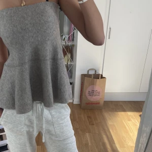 Zara volangtopp - Så söt volangtopp från zara! Den är grå men har lite pigment med brunt. Stl S och passar mig som är en xs/s, kramar om kroppen så fint och är väldigt stretchig 🤍