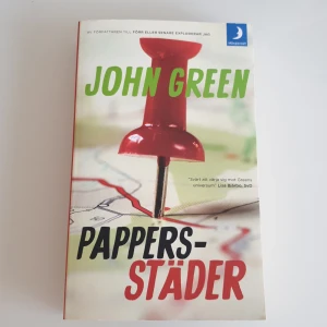 Böcker - Pappers-städer på svenska och November 9 på franska. Böckerns är i helt nytt skick, säljer på grund av rensing! 40 kr styck <3  Skriv för fler bilder eller vid funderingar