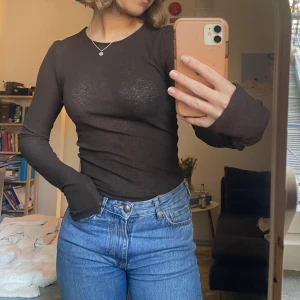 Halv sheer topp - Superfin mörkbrun halv-genomskinlig topp från Gina tricot, säljs då den inte används!! Liknar de populära från intimissi <3 