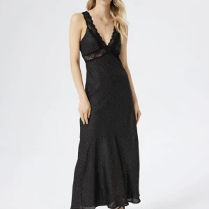 Klänning - Säljer denna helt oanvända klänning från Cider, prislapp och allt kvar. Passar så bra att antingen klä ner på sommaren eller klä upp på typ studentbal/liknande