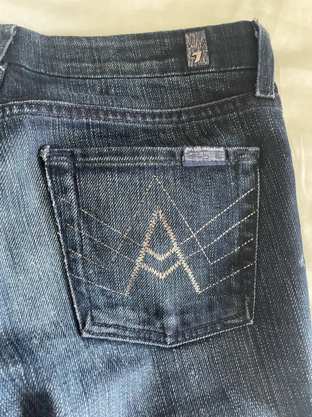 Snygga jeans ifrån 7 for all markind. Lite små på mig så väljer att sälja. Är 165 och har själv klippt de lite kortare så dem ska passa. . Jeans & Byxor.