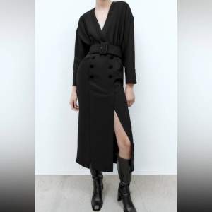 Maxi/midi klänning med bälte från zara. Helt ny med prislapp på Ordpris.699kr (pris går att diskuteras)