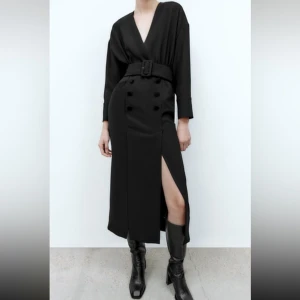 Zara klänning  - Maxi/midi klänning med bälte från zara. Helt ny med prislapp på Ordpris.699kr (pris går att diskuteras)