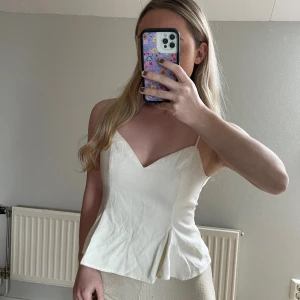 Zara topp  - Gullig topp i linne från zara! Använt ett fåtal gånger, inga slitningar 💗