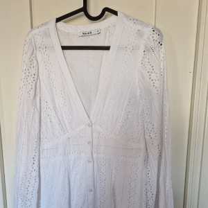 NA-KD 38 spets brodyr klänning  - NA-KD otroligt vacker klänning! Stl 38 Lite använd  Bomull