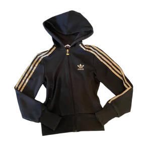 Snygg adidaströja<3 - Sitter väldigt snyggt på💞 Använder aldrig men så himla snygg! 