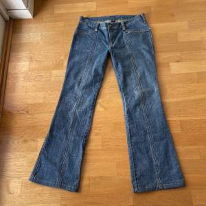 Jätte fina vintage jeans från GAP i storlek 8. Passar bra lite baggy på mig dom brukar ha 38 i jeans men borde funka för 40 också! 84cm runt midjan, innerbenslängd 78cm. Jag är 165cm lång. Dom är i nyskick utan varken fläckar eller hål🙏🏼
