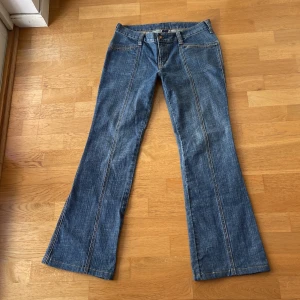 Vintage GAP Jeans ! - Jätte fina vintage jeans från GAP i storlek 8. Passar bra lite baggy på mig dom brukar ha 38 i jeans men borde funka för 40 också! 84cm runt midjan, innerbenslängd 78cm. Jag är 165cm lång. Dom är i nyskick utan varken fläckar eller hål🙏🏼