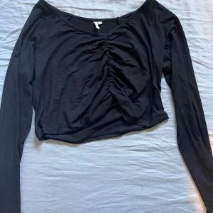 Svart topp - Säljer denna superfina svarta toppen från Nelly då den inte kommer till användning, använt 1-2 gånger endast💕 Den har storlek Xl men skulle säga att den även passar L