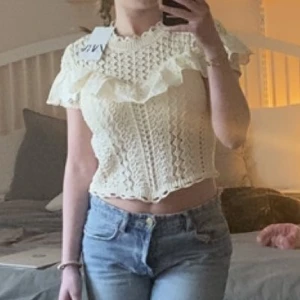 Supersöt topp - Säljer denna SLUTSÅLDA stickade T-shirt från Zara💕 så himla fin men den är tyvärr lite liten på mig. Aldrig använd bara testad!😍 320 + frakt.  TRYCK INTE PÅ KÖP NU‼️