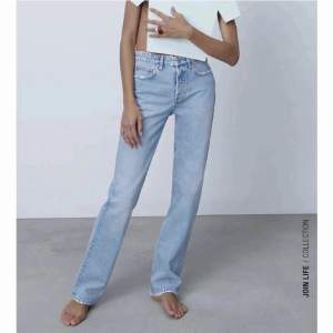 Ljusblå Mid-rise jeans från zara, storlek 38, lite slitna vid hälen, skriv för fler bilder💕