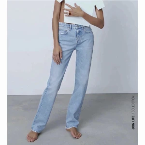 Zara jeans - Ljusblå Mid-rise jeans från zara, storlek 38, lite slitna vid hälen, skriv för fler bilder💕