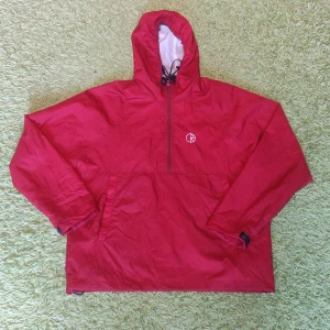 Polar Skate Co. Anorak - Cond 7/10  Boxy fit, tunt och luftigt vattenavstötande nylon - perfekt vår-och sommarjacka!  Litet hål i ärmhålan som är lagat och syns inte alls