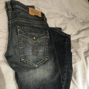 Assnygga vintage jeans - Ett par as coola jeans köpta secondhand. Älskar dem men säljer då de inte riktigt är min stil längre. Dem är raka men lite utsvängda. Om ni har frågor mm kontakta mig💕💕