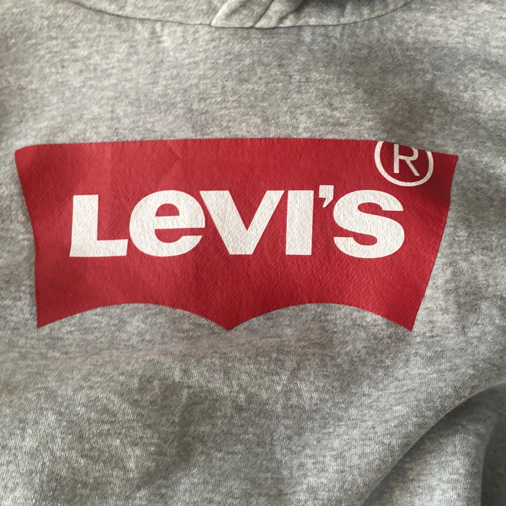 Säljer en Levis tröja i storlek 170cm endast provad. Skick 10/10 . Hoodies.