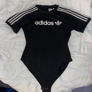 Adidas body - Sjukt bra kvalite! Tyget är ”simkläder aktigt” väldigt skönt material. Stretchig. Och använt fåtal gånger💙