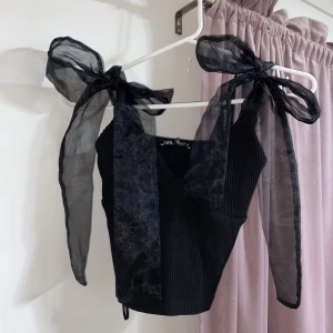 Topp - Hej tjejer! Säljer nu min söta topp för 200 kr, orginalpris 499 kr från ZARA använd endast en gång! Storlek XS/S. Finns i Strängnäs kan fraktas 