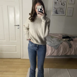 Stickad tröja  - Säljer denna söta tröja från H&M, har ingen användning för den längre💖