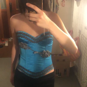 Korsett - Vintage corsett top från natalie pereria i bra kvalitet och perfekt till fest elr liknande. Dekoren där framme sitter lite löst, men inget som syns när toppen sitter på, den har även lappen kvar :) 