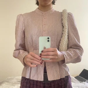 Glittrig blus  - Denna är svår att visa hur den sitter på, den går liksom in vid midjan och magen och är piffig vid bysten och armarna   Super söt rosa färg och glittriga ränder 