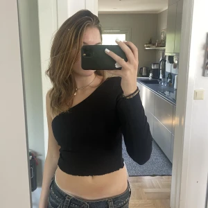  Fest topp   - Snygg enarmad topp från Ginatricot! 