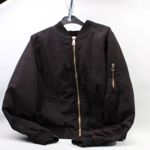 Bomberjacka  - Svart bomberjacka med guld dragkedja.  Måttligt använd. 