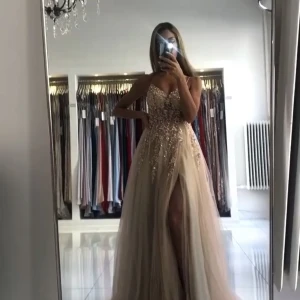 Balklänning - Säljer min balklänning från dressroomlinne. Klänningen köptes för 5500kr men säljer den för 4200kr eller högsta bud. Klänningen är uppsydd och jag är 161cm samt att jag hade 5cm. Fler bilder skickas vid intresse samt kan komma och prova🥰