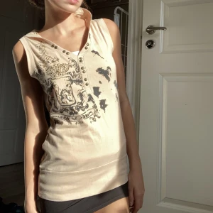 Tröja med luva - Super cool tröja med luva. Fina detaljer, tryck och diamanter på framsidan. Jättefint skick och väldigt lite använd🩷