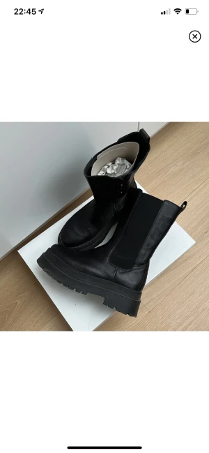 Stövlar  - Säljer dessa stövlar från aboutyou. Nypris 1300. 👉🏻 ABOUT YOU Chelsea boots 'Elaine' i Svart.  Perfekt skick.