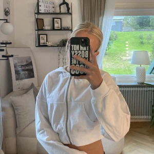 Vit kort zip hoodie - Vit kort zip hoodie från HM. Nästan helt oanvänd och nästan inga tecken på användning. ☺️