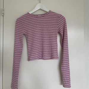 Nelly topp - En fin randig topp från Nelly. Endast testad. Den var inte riktigt min stil, därav säljer jag den. Pris på Nelly just nu är 199kr. Ord.pris 249kr