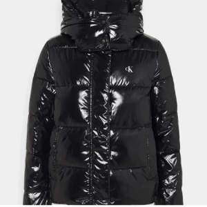 Calvin Klein jacka - Säljer denna mycket populära Calvin Klein jacka!!!! Den är i nyskick och endast använd ett fåtalgånger!!!! Storlek M men passar även bra på S!!! Kom privat för fler bilder