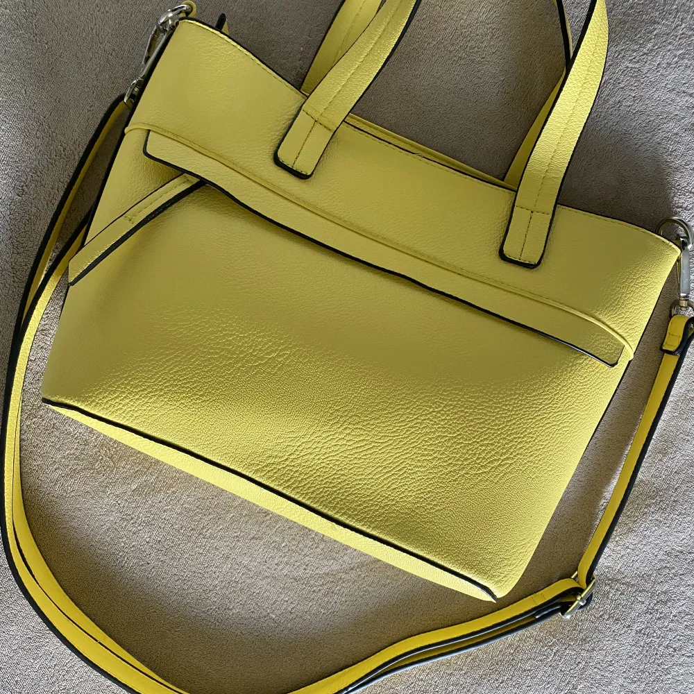Fin gul handväska med extra band helt oanvänd. Väskor.