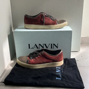 Lanvin sneakers ”vinröda” storlek 43 - Lanvin sneakers ny pris 4 000, säljes för 2 000 (pris kan diskuteras) svår modell/färg att få tag på. Säljes på grund av att de blivit för små.
