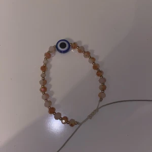 Använder inte armband längre - Ett evil eye armband frakt 10kr, man kan göra den stor och liten vilken storlek som helst 