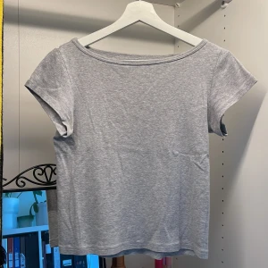Brandy Melville t-shirt - Söt grå t-shirt från brandy Melville, super bra skick