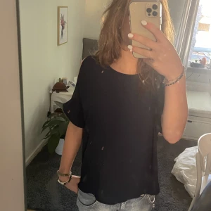 Blå kortärmad blus - Helt oanvänd blå blus med öppna axlar💗strl S men passar xs-m  pris kan diskuteras 