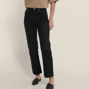 nakd jeans - svarta högmidjade jeans från NA-KD i fint skick! midjemåttet är 68 cm. Slim fit jeans. Skriv för fler bilder <3