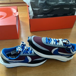 Nike sacai - Aldrig använda Nike sakai/ undercover   Storlek 44,5  Pris på stock x är 2550