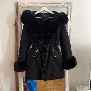 Vinterjacka, svart med päls  - Den är som ny, köpt november 2022, päls går att ta av. Två fickor med dragkedja. De är xl men som M/L