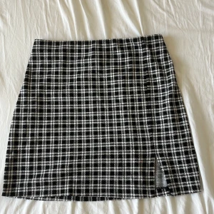 Rutig minikjol - Rutig minikjol i storlek M. Perfekt nu till hösten! 