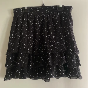 Volangkjol  - Säljer denna fina Volangkjol med inbyggda shorts från zara. Storlek 36.