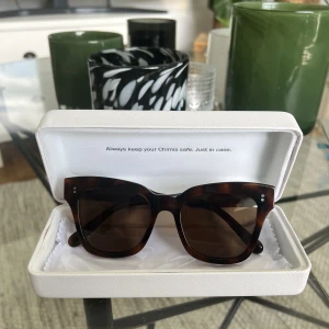 Chimi solglasögon - Säljer mina fina Chimi solglasögon i 07 Tortoise. Endast använt de ett par gånger så de ser nya ut! Nypris 1250 kr men säljer mina för 550 kr. Fodralet och en oanvänt Chimi putsduk följer med på köpet!